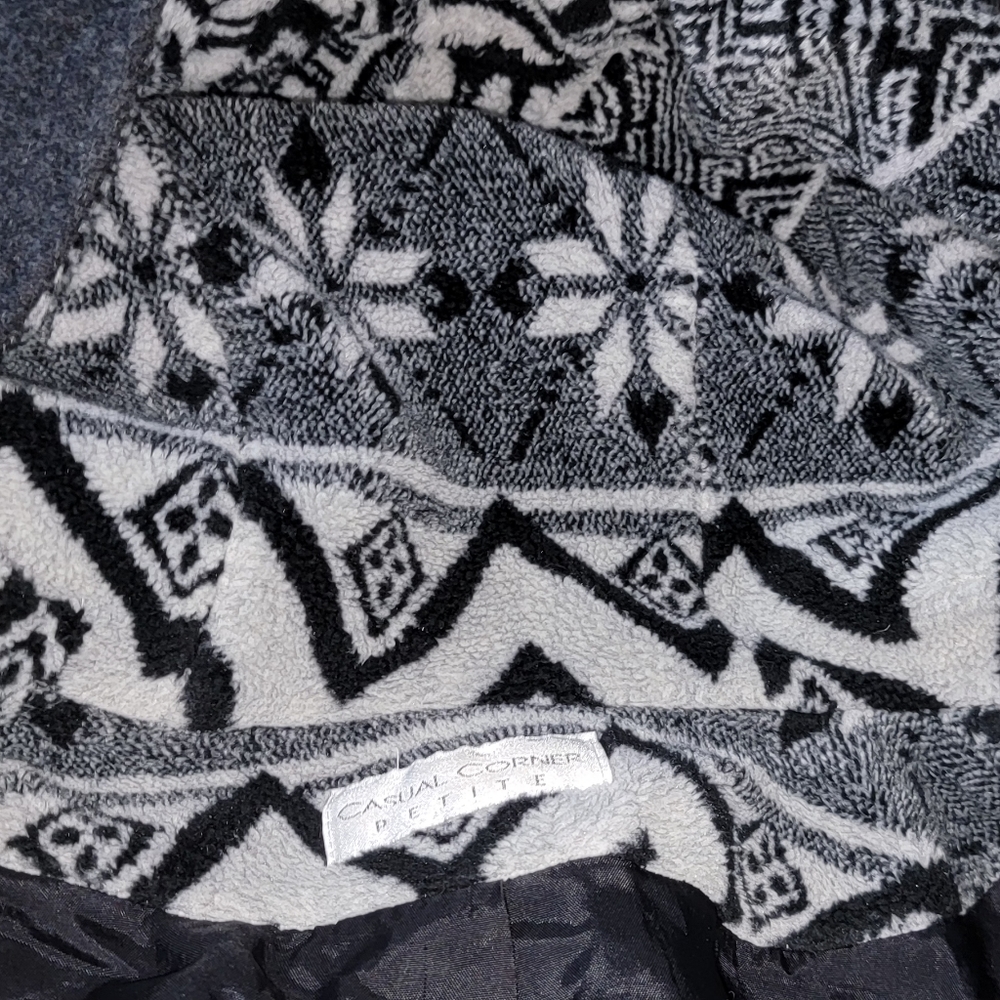 Sinched waist. Oversized hood. - Picture 11 of 14